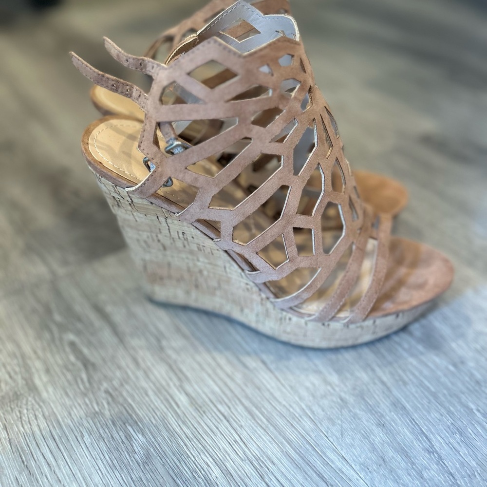Charles David Wedge shoe beige great condition size 9